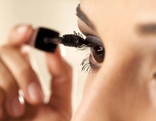 Mujer Aplicando Rímel — Foto de Stock