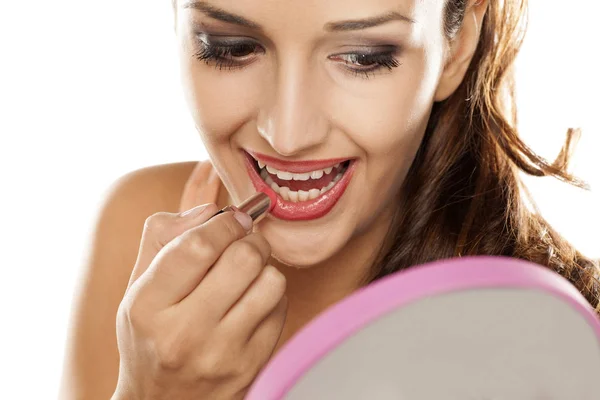 Woman applying lipstick — Stock Photo, Image