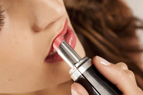 Perempuan menerapkan lipstik — Stok Foto