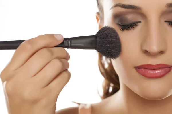 Woman applying blush — Stock Photo, Image