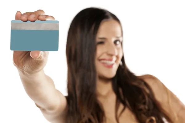 Mulher segurando um cartão de crédito — Fotografia de Stock