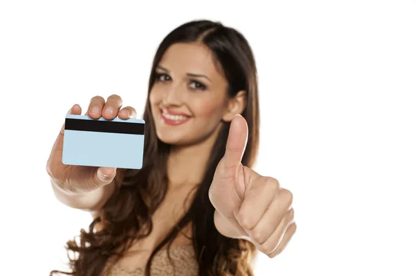 Vrouw met een creditcard — Stockfoto