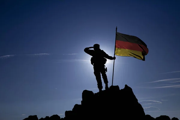 Conquistador com uma bandeira — Fotografia de Stock