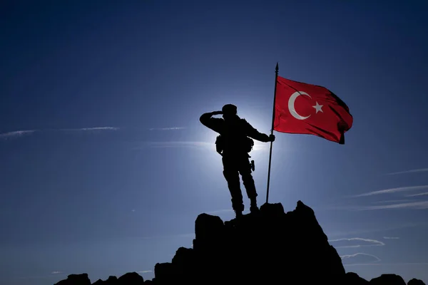 Conqueror with a flag — Stock Photo, Image