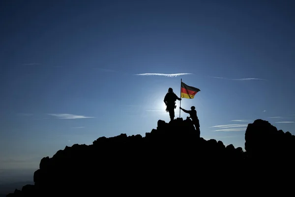 Conquistadores con una bandera — Foto de Stock