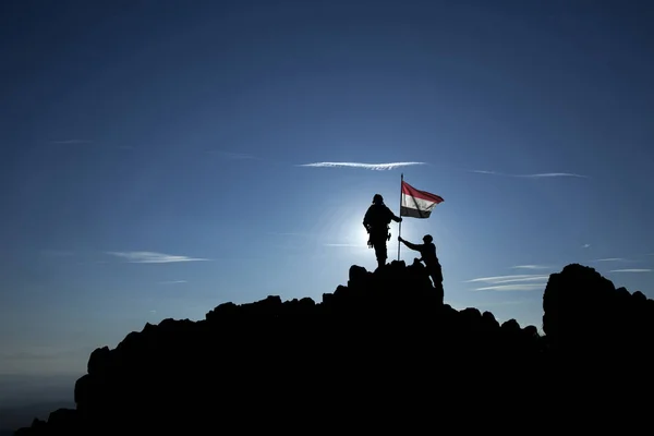 Veroveraars met een vlag — Stockfoto