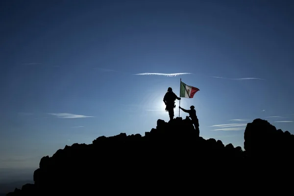Conquerors with a flag — Stock Photo, Image