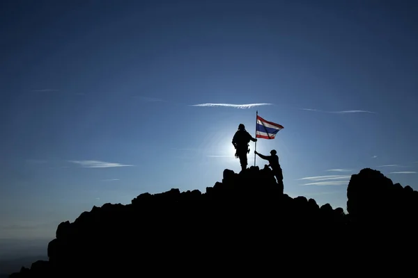 Conquérants avec un drapeau — Photo