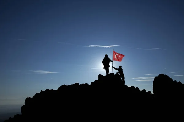 Conquerors with a flag — Stock Photo, Image