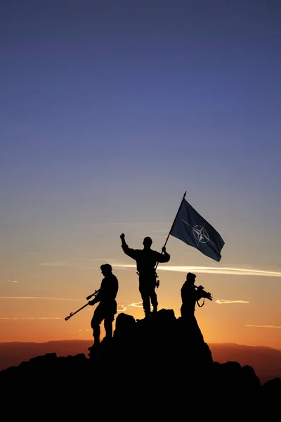 Conquistadores com uma bandeira — Fotografia de Stock