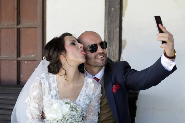 Matrimonio coppia fare selfie — Foto Stock