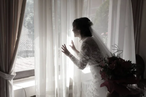 窓のそばの花嫁 — ストック写真