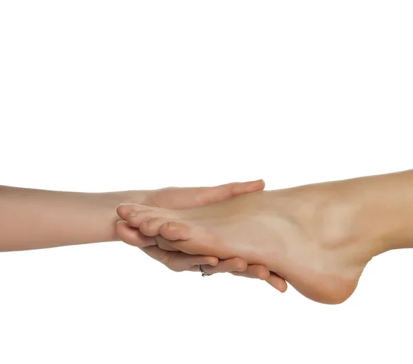 Женская нога в женской руке — стоковое фото