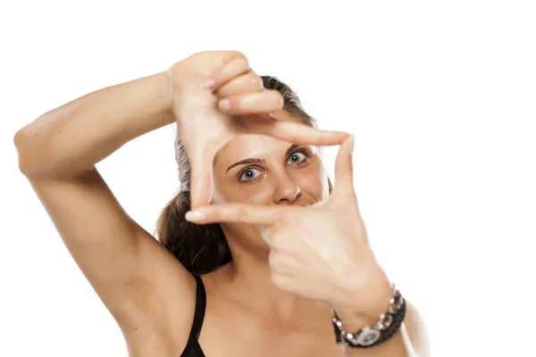 Woman making finger frame — Stock Photo, Image