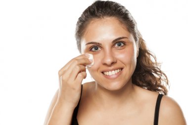 Yüzünü temizleyen kadın.