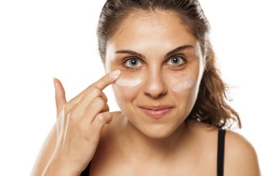 kadın kozmetik uygulama