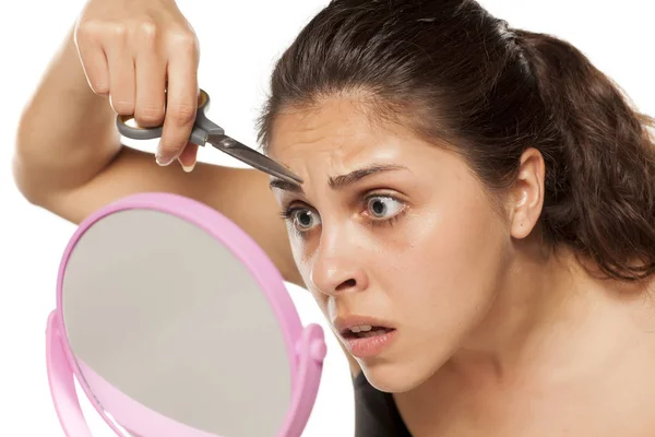Mulher moldando suas sobrancelhas — Fotografia de Stock