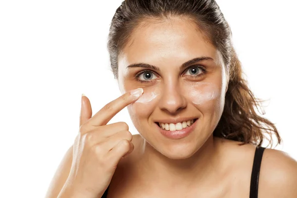 Woman applying cosmetics — Stock Photo, Image