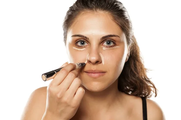 Kvinna tillämpa concealer — Stockfoto