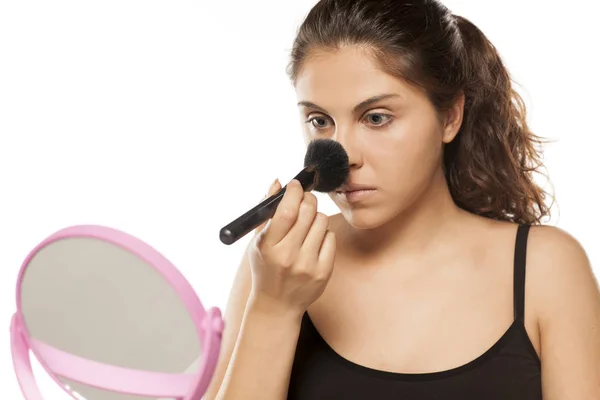 Make-up-Puder auftragen — Stockfoto