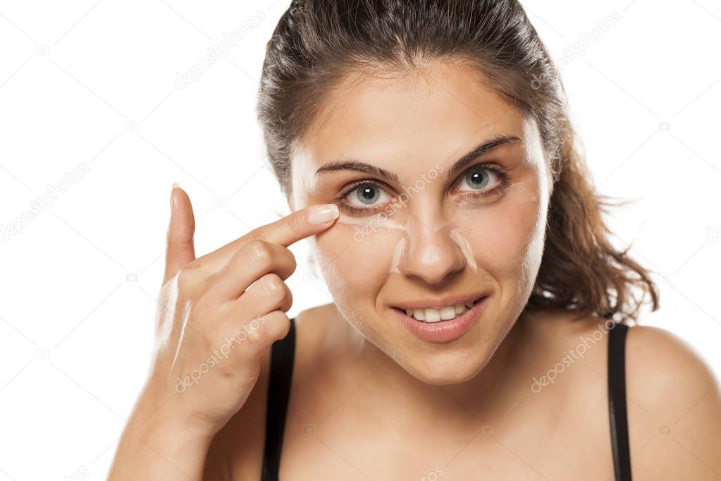 woman applying concealer