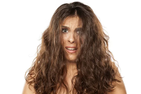 Mulher com cabelo bagunçado — Fotografia de Stock