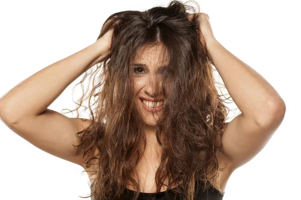 Donna con i capelli disordinati — Foto Stock