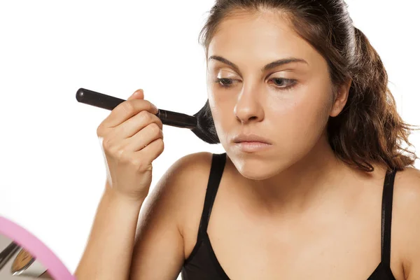 Zastosowanie makijażu w proszku — Zdjęcie stockowe