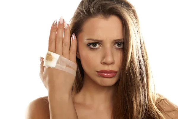 Mujer con la mano lesionada — Foto de Stock