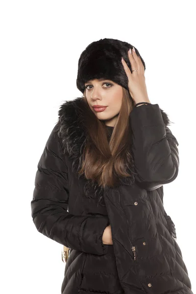 Frau im Winteroutfit — Stockfoto