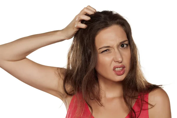 Vrouw met jeukende hoofdhuid — Stockfoto