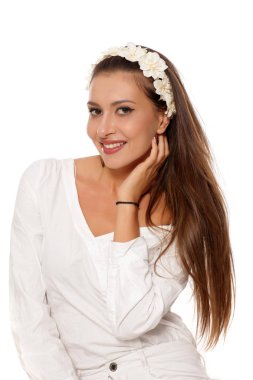 kadınla bir çelenk 