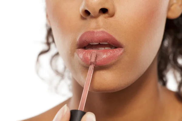 Perempuan menerapkan lipstik — Stok Foto