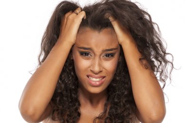 Kaşıntılı kafa derisi kadınla