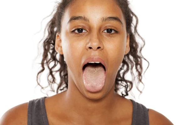 Frau zeigt ihre Zunge — Stockfoto