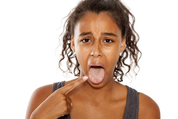 Mujer mostrando su lengua — Foto de Stock