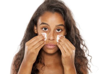 Kız onun yüzüne temizlik