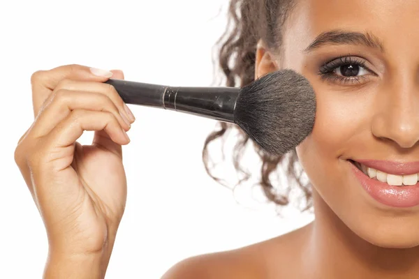 Woman applying a highlighter — Stock Photo, Image