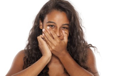 utanç koyu tenli kadın