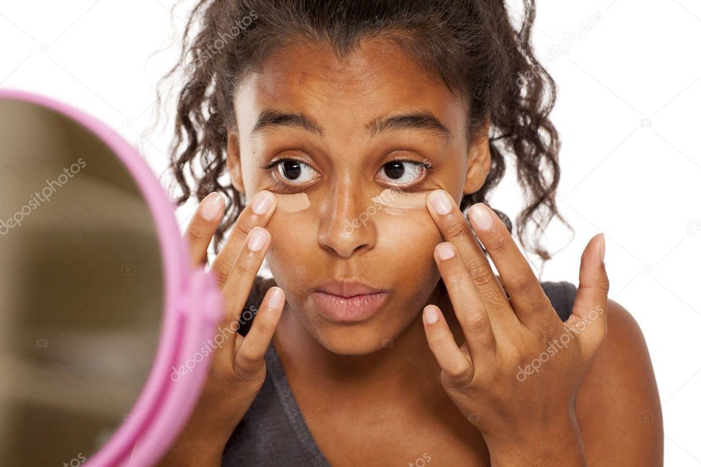 women applying concealer