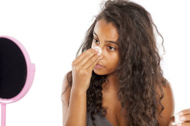 Kız onun yüzüne temizlik