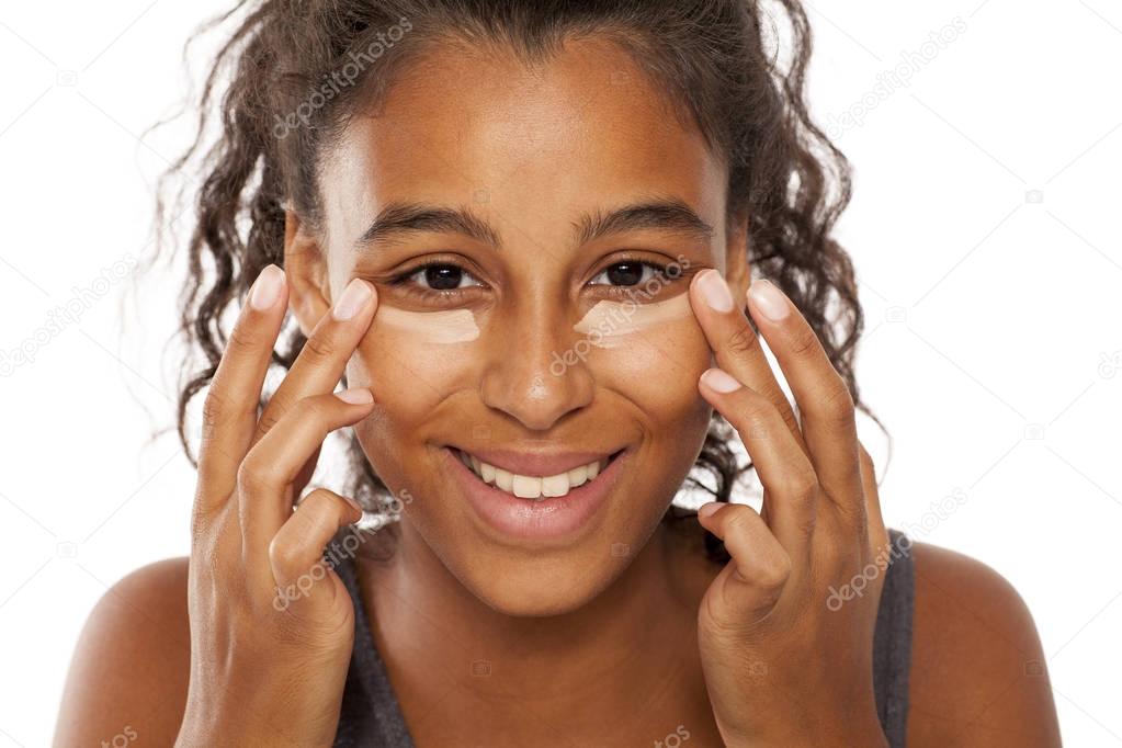 women applying concealer