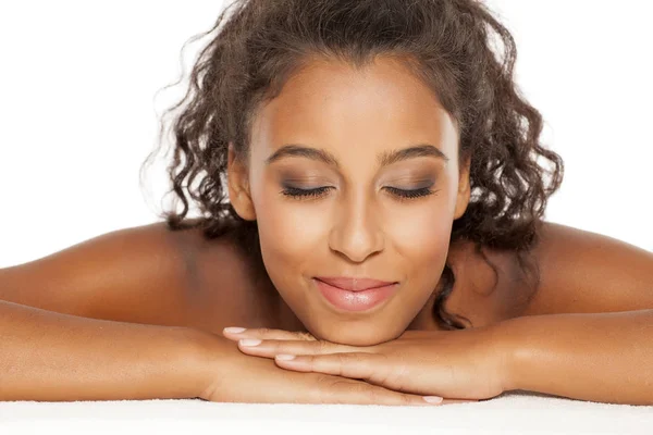 Dark-skinned woman relaxing — Stock Photo, Image