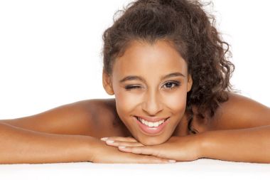 esmer kadın göz kırpıyor 