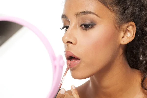 Mulher aplicando brilho labial — Fotografia de Stock