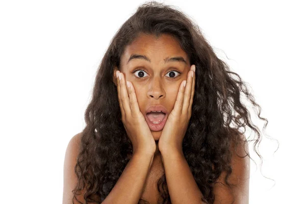 Mujer de piel oscura conmocionada — Foto de Stock