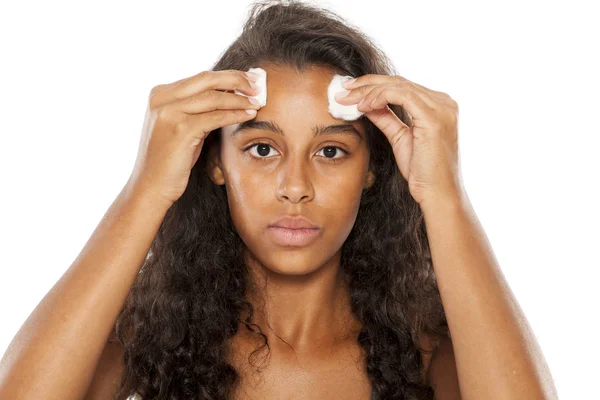 Chica limpiando su cara — Foto de Stock