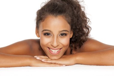 Gülümseyen kadın esmer 