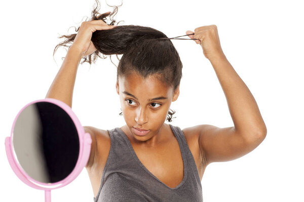 женщина завязывает хвостик
