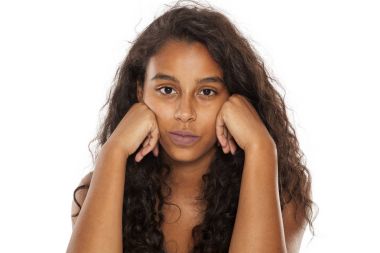 sıkılmış esmer kız 